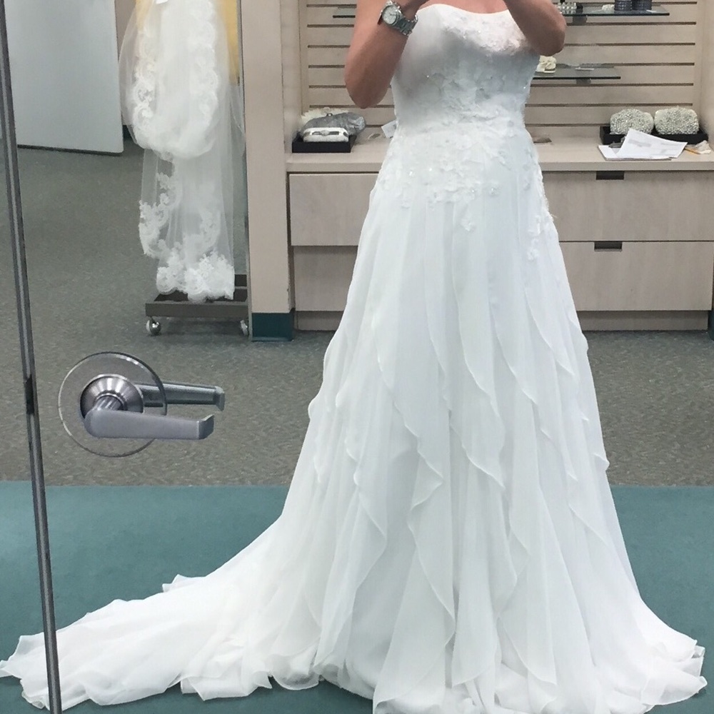 NWT Wedding Dress SZ 8 never worn or altered.